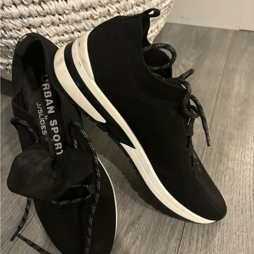 Cool, chic and very comfortable women’s tennis shoes.